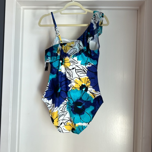 Size 16 Be Creative one piece one shoulder swimsuit - Picture 4 of 6